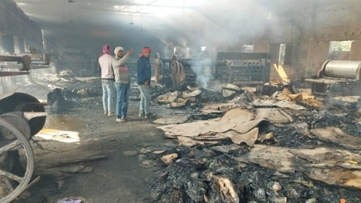 पर्साको एक प्रिन्टिङ उद्याेगमा आगलागी हुँदा झन्डै १३ करोडको क्षति